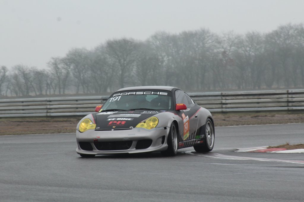 Christian Schandorff (191) leverer igen vellyd fra Porsche motoren, der heller ikke er bange for at køre lidt sidelæns engang imellem.
(Foto: JJ Media)